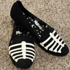 Women’s iron fist skull flats